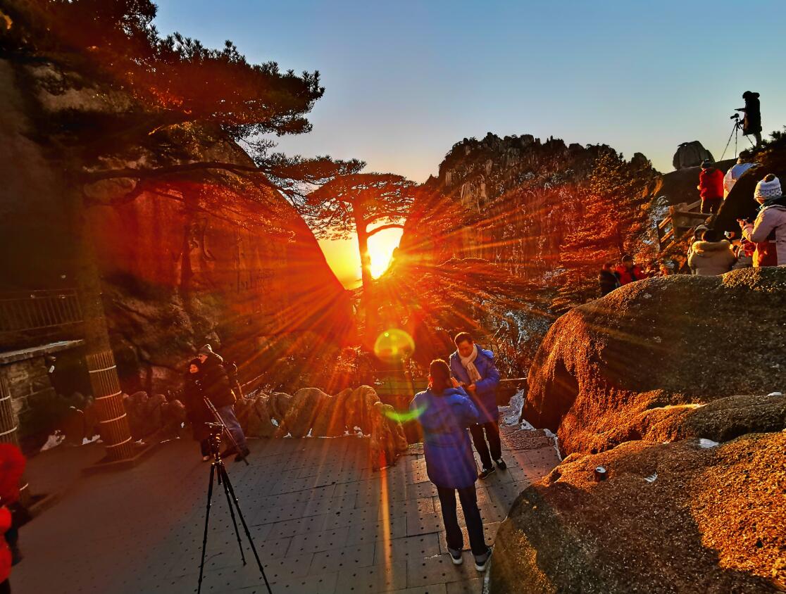 黄山之巅迎来新年第一缕朝阳