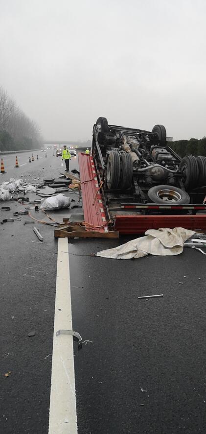 芜合高速一货车翻车车底朝天