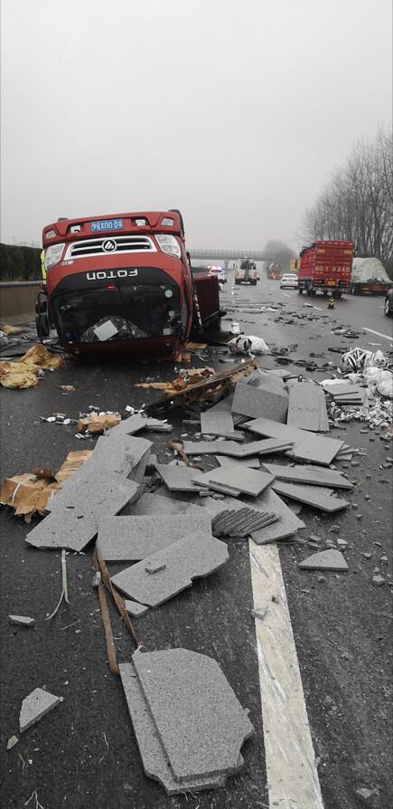 芜合高速一货车翻车车底朝天