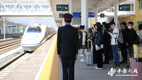 客运人员在站台立岗接车,引导旅客有序乘降,确保安全.(吴硕 摄)