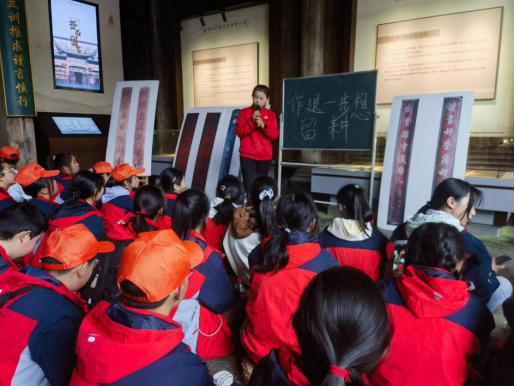 第一天,清晨,同学们怀揣着对历史的好奇与敬畏,踏上了前往黄山西递的