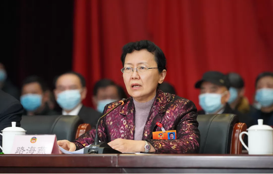 路海燕主持大会并宣布大会开幕.大会审议通过市政协七届四次会议议程.