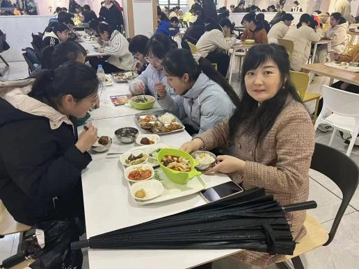 为更好地提高食堂用餐满意度,合肥六中建立家长陪餐制度,以增进家长对