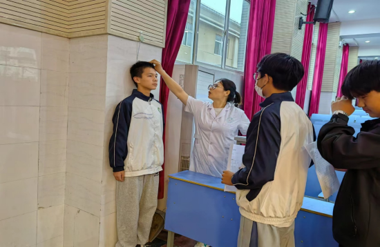 关爱健康 关注成长 ——庐江县白山镇初级中学支部开展学生健康体检