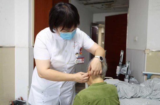 工作中的罗晓怡