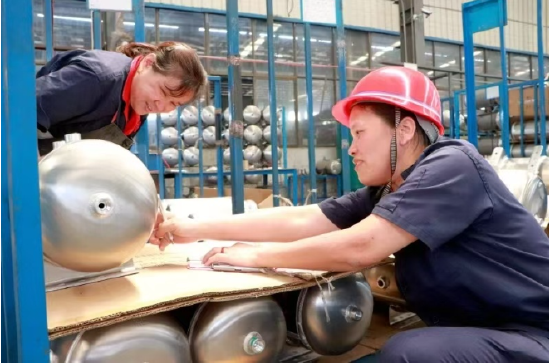 李小莉在铝车间巡查铝合金储气筒螺母焊缝焊接质量是否达标