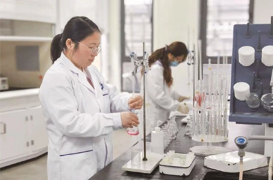 “科技副总”正在企业进行科技研发。