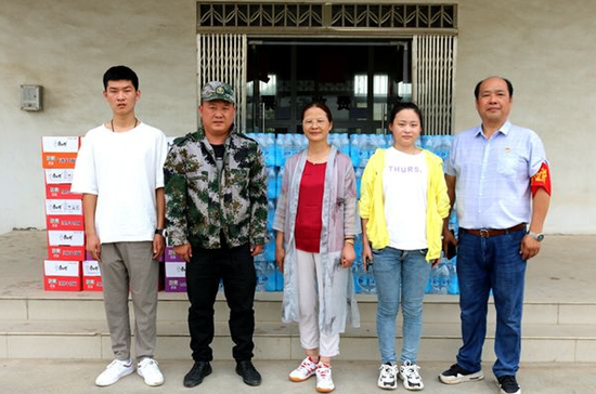 陈宗保向府城镇顾台片防汛指挥部捐赠防汛物资8月2