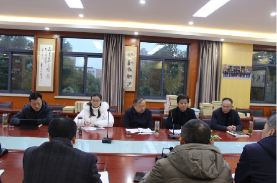 肥光小学党总支书记,校长徐应阔汇报了学校的基本情况,代表学校感谢县