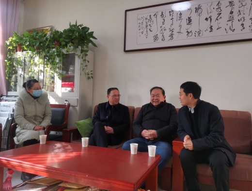 临泉县领导赵同恩和教育局领导李颖春节前夕走访慰问教师代表