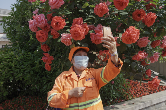 环卫工人正在自拍