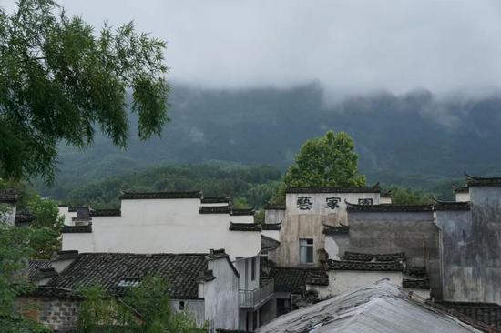 今有游人叹咏日:"白云缥缈处,天凿一孤舟,千丈悬崖勒,半溪浅水浮