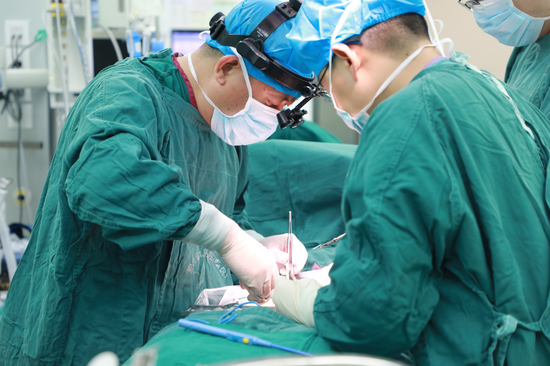 肾移植手术(李军军/摄)