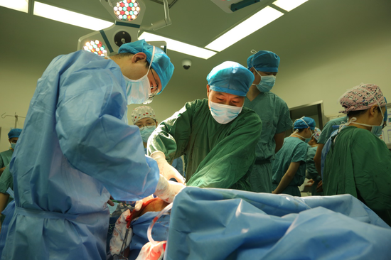 肺移植手术(吴家炜/摄)据徐大平儿子介绍,器官捐献是父亲生前的遗愿