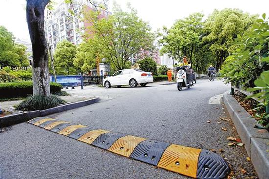小区物业私自在非机动车道装减速带