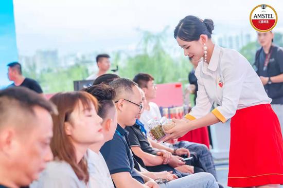 新闻频道 > 正文  品酒之时,不忘聆听品酒师的讲解,来宾在品鉴的过程