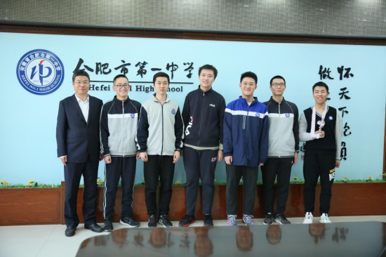 吴宇凡,陈至朗)与封安保校长合影优异的成绩离不开校领导的正确决策