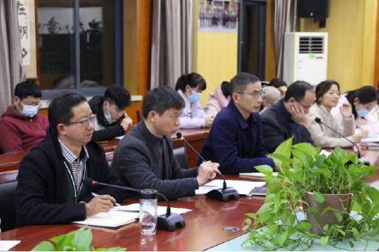 座谈会的最后,徐应阔校长结合自己对教师生涯的认识寄语青年教师:一