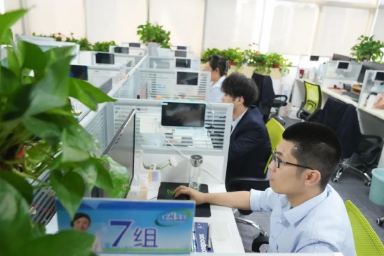 市人社局成立工作专班,抽调20人专门负责报名审核工作,实行24小时在线服务。合肥日报全媒体记者 赵瑞瑞 摄