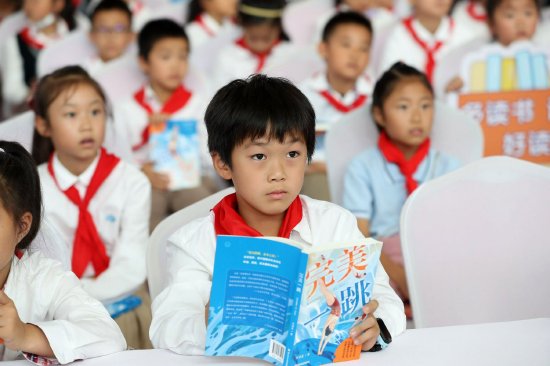 弘扬奋斗精神逐梦少年成长完美一跳许诺晨图书分享会在黄山书会举行