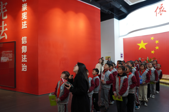 法润童心护航成长天长市西湖小学组织学生参观青少年法治教育基地