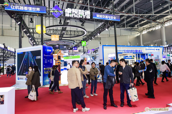 组图:博览会现场人流涌动,吸引了众多与会嘉宾驻足参观交流。