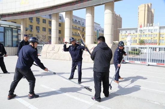 反恐防暴警钟鸣 平安校园伴我行——砀山四中开展反恐防暴应急演练
