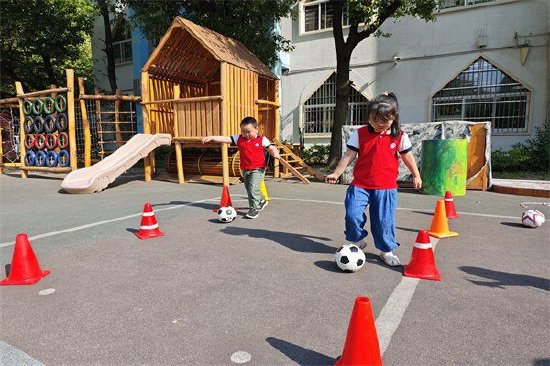 合肥市荣幼教育集团总园:开展立"足"游戏 追"球"快乐足球游戏活动