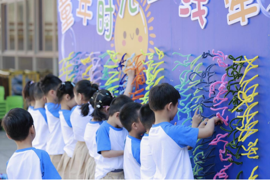 孩子们沐浴阳光下,感受色彩变化的魅力,高高举起的双手栓系出小小绳结