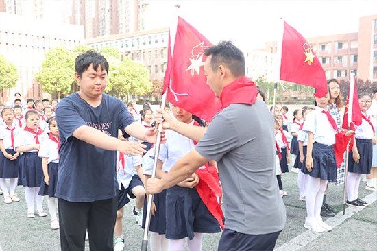 高举队旗跟党走 争做时代好队员