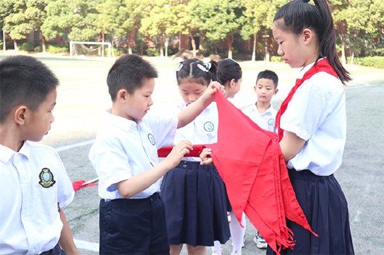 李建军副校长和陈晓艳副校长为新建中队授中队旗,学校党总支副书记