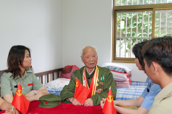 图/李云飞 寻访团成员与参加过抗日战争的百岁老兵高维田交谈