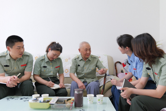 图/李云飞 蔡酬向寻访团成员讲述参加解放战争和抗美援朝战争的经历