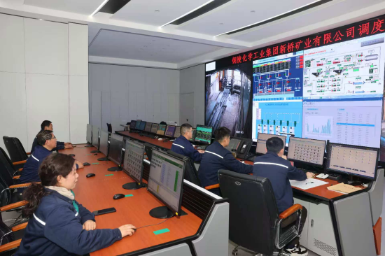 2月24日，在新桥矿业公司生产调度指挥中心内，调度员根据生产情况实时精准调度。 潘伟 摄