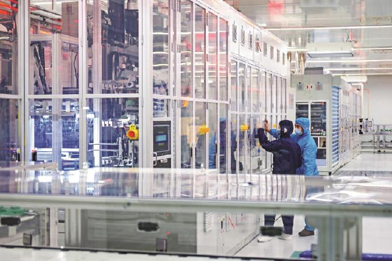 位于滁州经开区的滁州国轩新能源动力有限公司一期厂房内，工人们正在忙着生产订单。计成军/摄