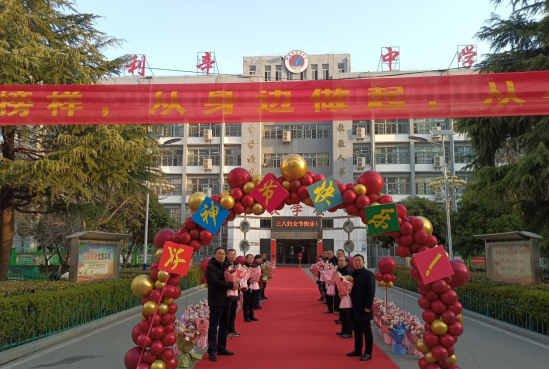 在温暖的季节致敬最美的她利辛中学三八妇女节活动