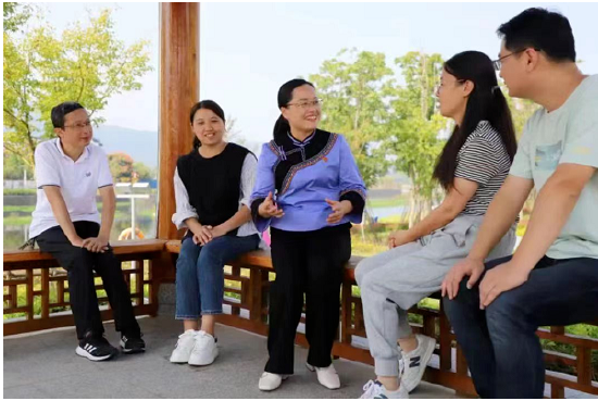 李小莉在铝车间巡查铝合金储气筒螺母焊缝焊接质量是否达标