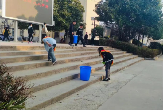 人间三月春光好学习雷锋正当时长丰县凤麟中学开展学雷锋在行动活动
