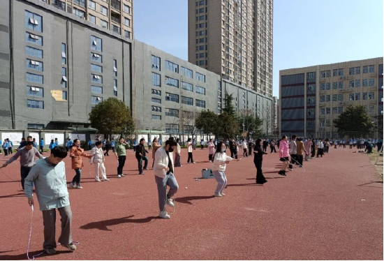 师生运动新风潮操场成为新课堂利辛中学师生共同参与阳光大课间活动