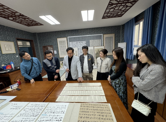 岳世清书法名师工作室组织开展汇报展看稿会