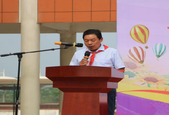 陈春林校长致辞,对现场的领导和家长表示热烈的欢迎.