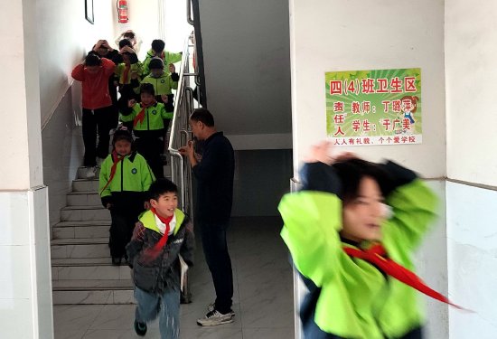 肥东县撮镇学区中心学校开展消防疏散演练筑牢安全防火墙