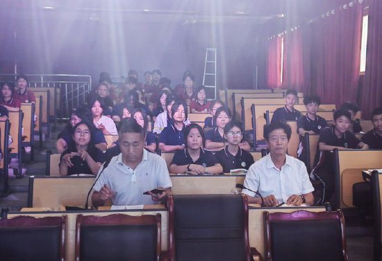 提升教师素养——官庄学校开展"人民满意的教师 班主任 校长"评选活动