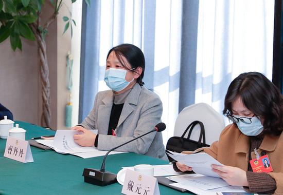 曹丹丹委员就统筹协调生态保护和旅游开发提出意见和建议.