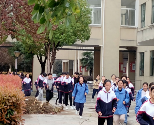 合肥经开自贸区实验学校举行春季防震减灾应急疏散演练