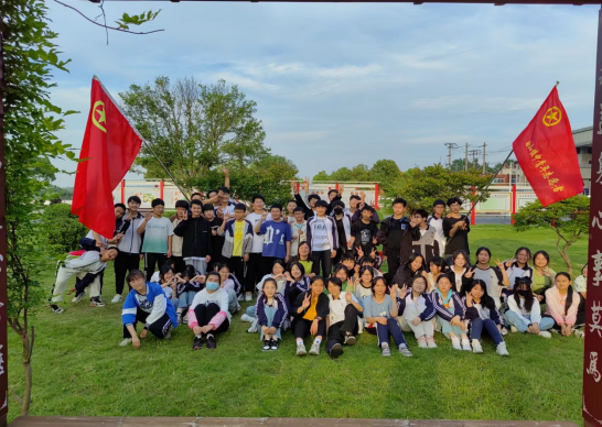 校园除草忙 劳动我践行 ——庐江县白山镇初级中学组织学生校园除草