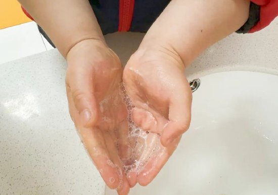 合肥中锐学校一起吹泡泡感受五彩斑斓的世界