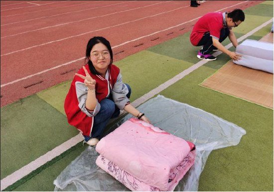 展劳动风采 促习惯养成 ——界首一中举行"叠被子"比赛