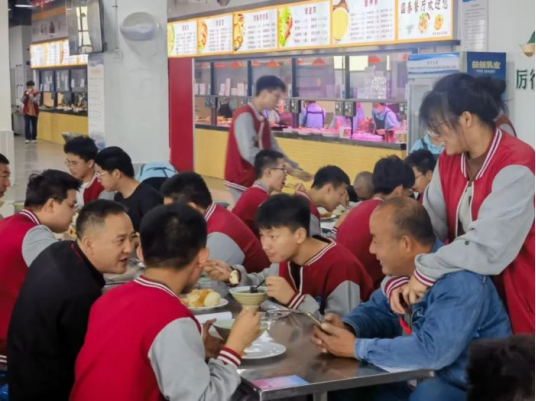 界首一中举办家长开放日活动