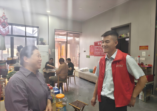 网格经理魏祥仔细询问酒店网络布线问题